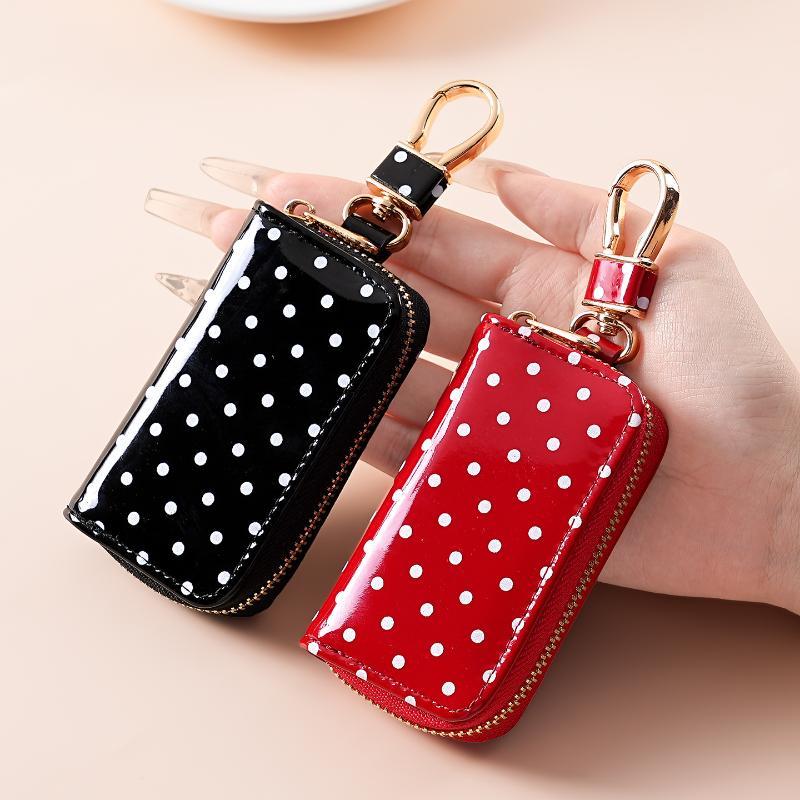 Men Accessories In Store - Gepunktetes, glänzendes Schlüsseletui aus Lackleder mit